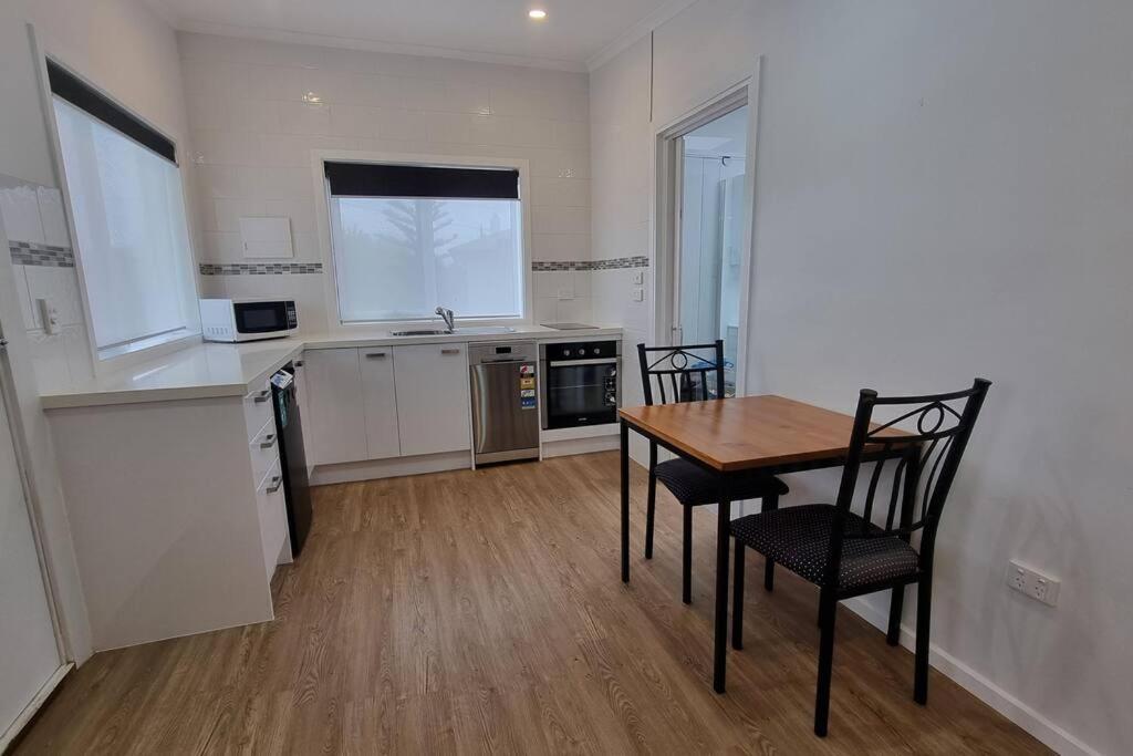 Modern 1 Bedroom Studio Free Parking Close To Cbd Burnie Extérieur photo